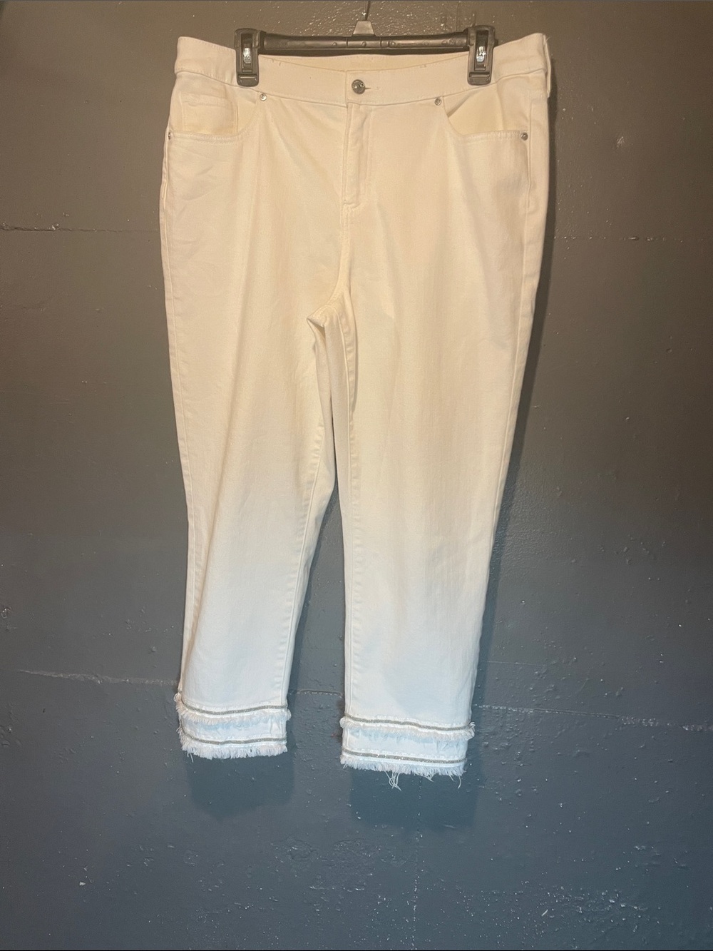 Chico's White Ankle Crop Jeans with Frayed Hem